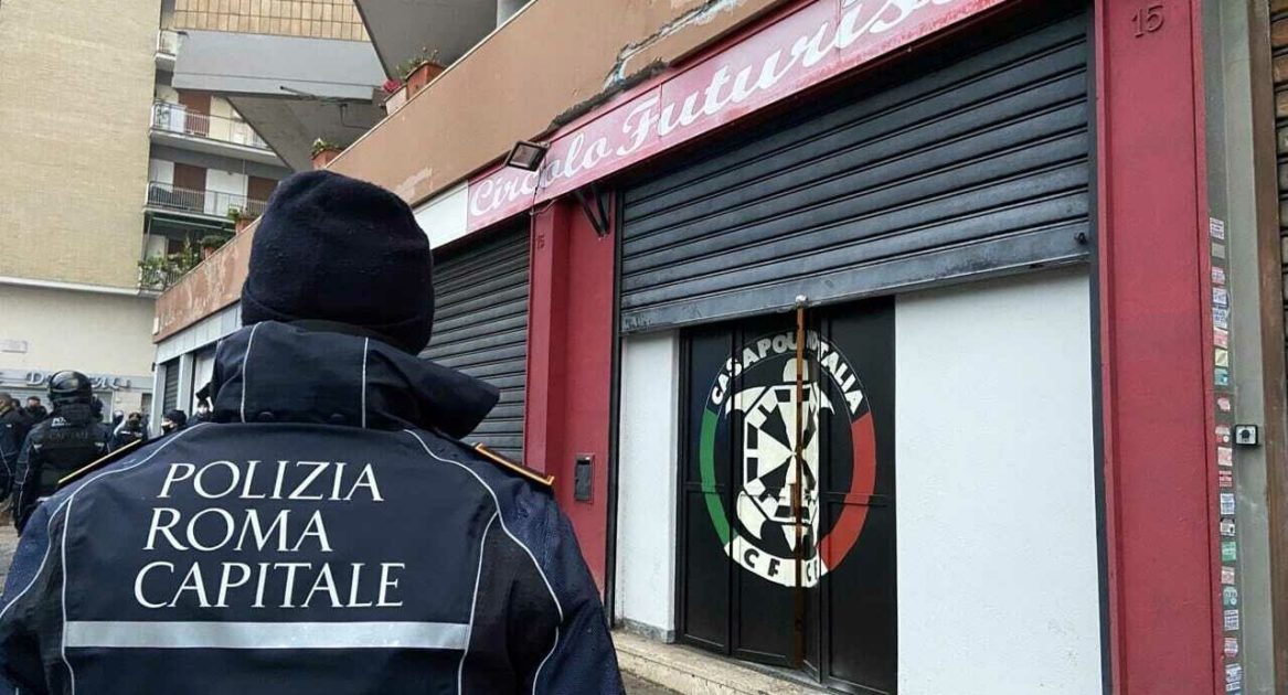 Tensioni e cariche a Roma per lo sgombero di un circolo di Casapound. Bombe carta contro la Polizia. Feriti alcuni agenti. Boldrini: “I gruppi neofascisti vanno sciolti”