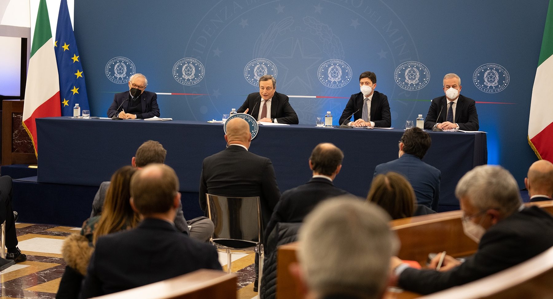 Draghi risponde alle domande. Ma solo a quelle che gli pare. Conferenza stampa “riparatoria” postuma sul decreto Covid. Dribblati tutti i quesiti dei cronisti su Colle e Governo