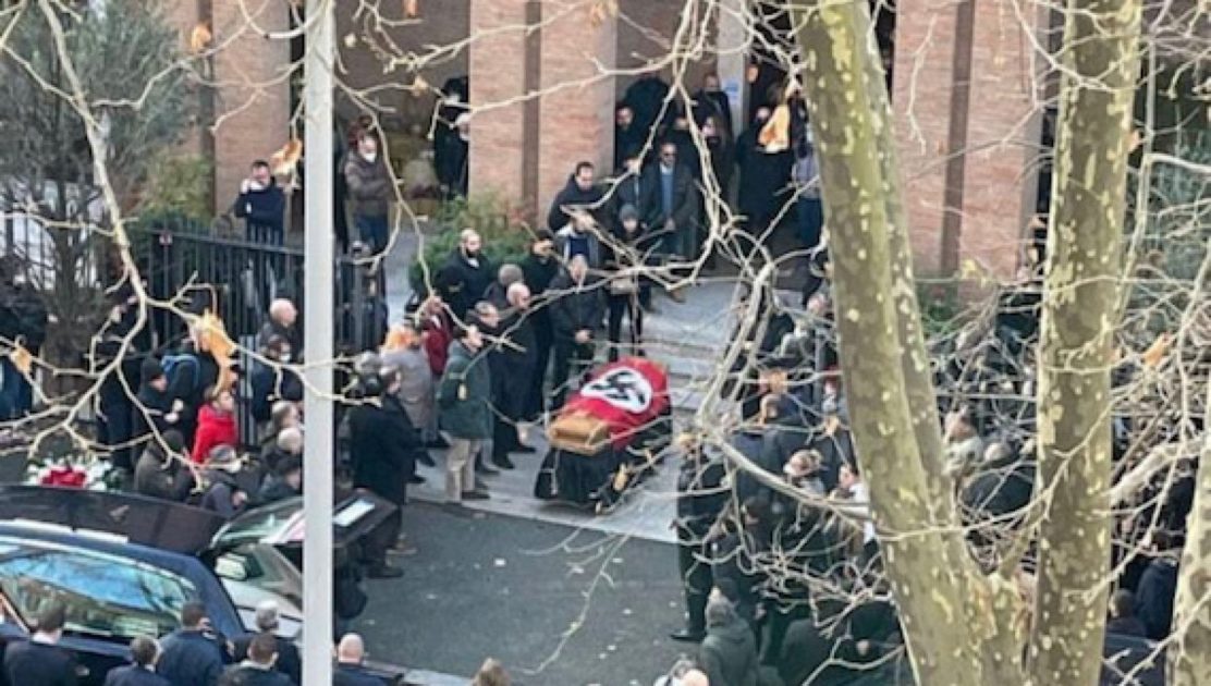 Funerale con lode al nazismo. Ma la vergogna è la destra che tace. Svastica sulla bara di una militante di Forza Nuova. Diocesi, Sinistra e Cinque Stelle condannano il gesto