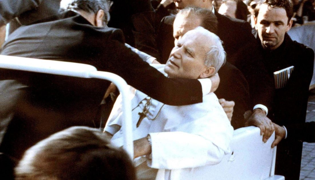 Rubata da una basilica in Francia una reliquia di Giovanni Paolo II. È un pezzo di stoffa con il sangue versato da Wojtyla il giorno dell’attentato in Piazza San Pietro