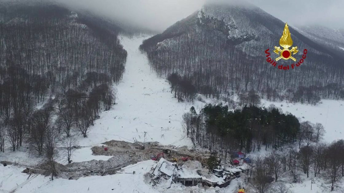 A Rigopiano non fu il terremoto. Cade la tesi degli imputati. Ma dopo 5 anni il processo non parte. Nell’hotel morirono 29 persone