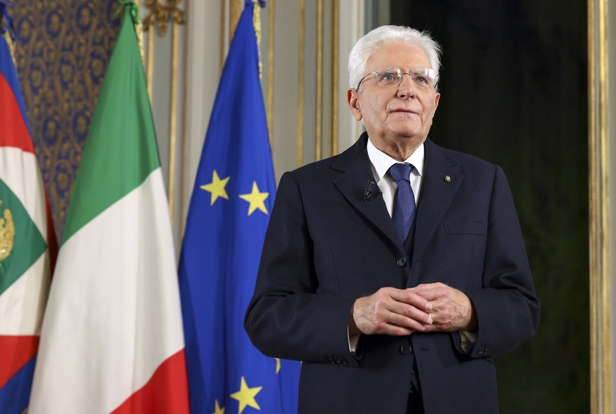 Il richiamo di Mattarella sui cervelli in fuga: “I giovani devono poter tornare in Italia, si investe poco nella ricerca”