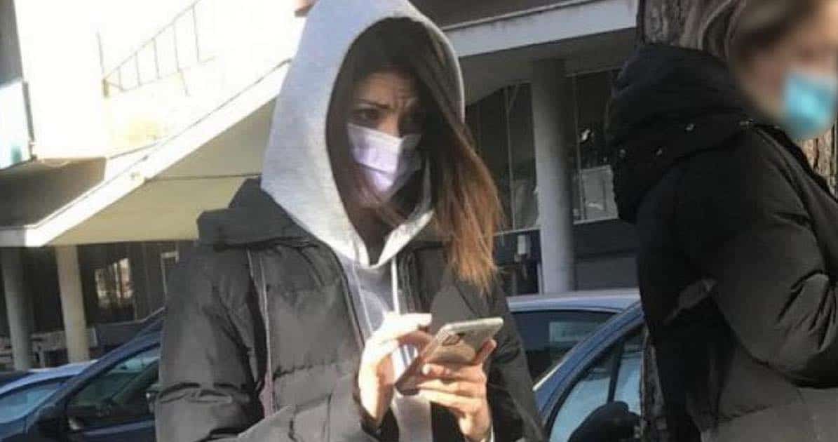 La Capitale è ancora invasa da rifiuti, ma il caso è il vaccino della Raggi. Giornaloni scatenati con l’ex sindaca di Roma in coda per un tampone