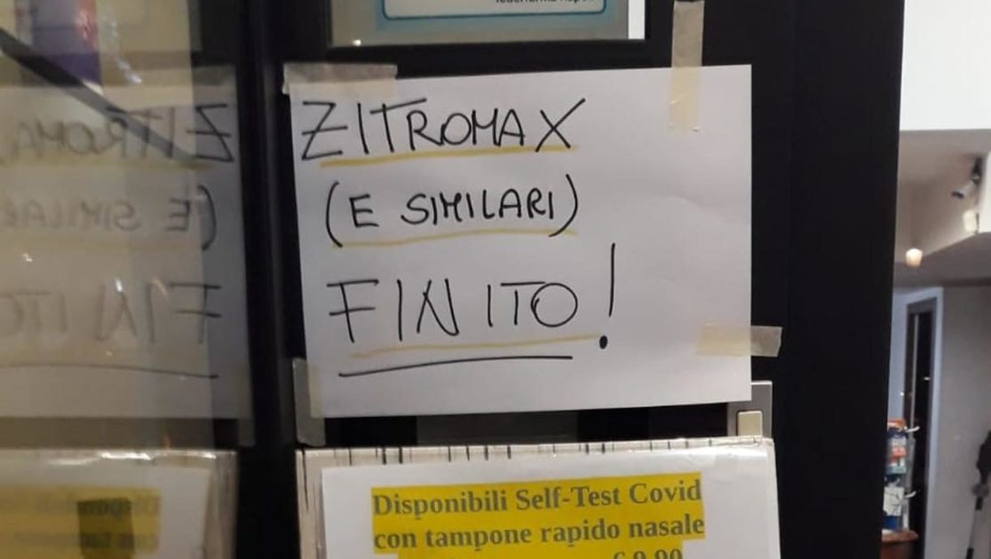 Zitromax è scomparso dalle farmacie. L’antibiotico per curare il Covid è introvabile. Bassetti: “Se ne abusa. Tutta colpa del fai da te”