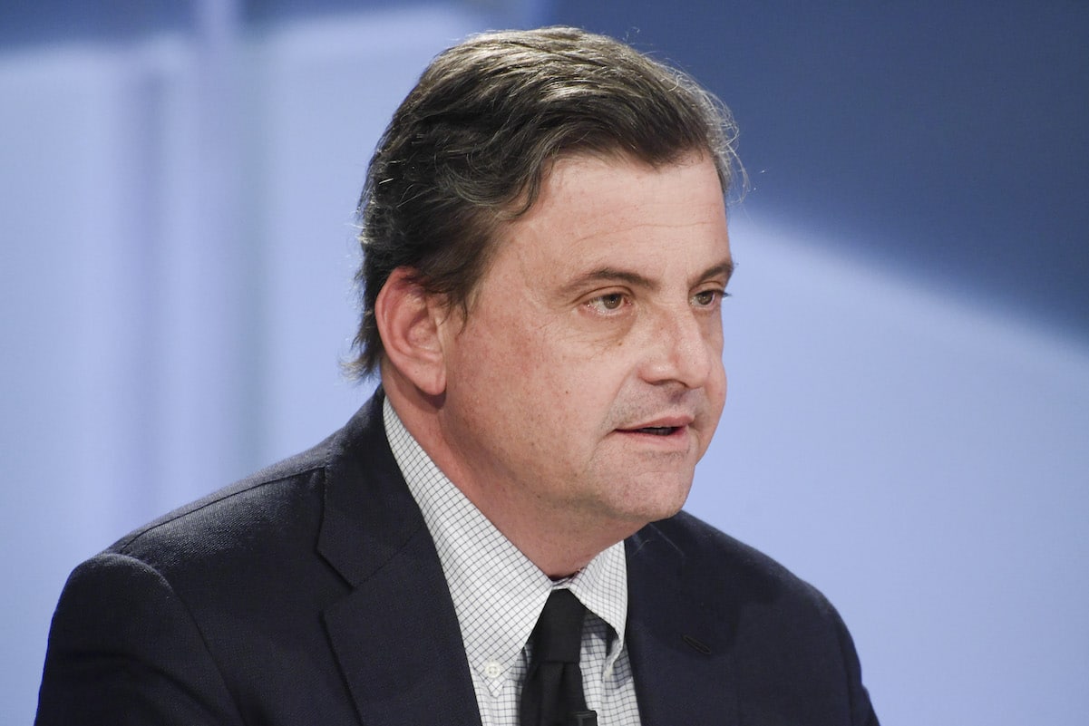 “La lezioncina del ripetente Carlo Calenda a reti unificate sui media compiacenti”. La sua gestione disastrosa del dossier Ilva è un fatto, ma a sprezzo del ridicolo accusa tutti tranne che se stesso