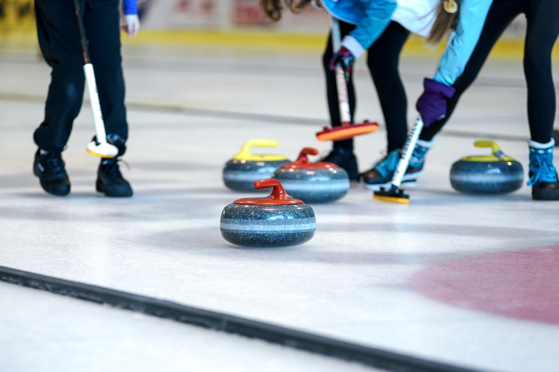 Curling: cos’è, come si gioca e a cosa serve la scopa?