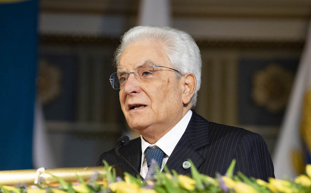 Violenza sulle donne, la denuncia di Mattarella: “Ancora oggi troppe e inaccettabili molestie”