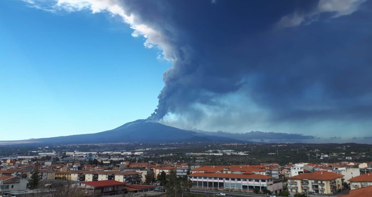 L’Etna si risveglia. È la seconda eruzione del 2022. Attivo il Cratere di Sud-Est. Nube alta 12 chilometri e cenere su diversi centri del Catanese