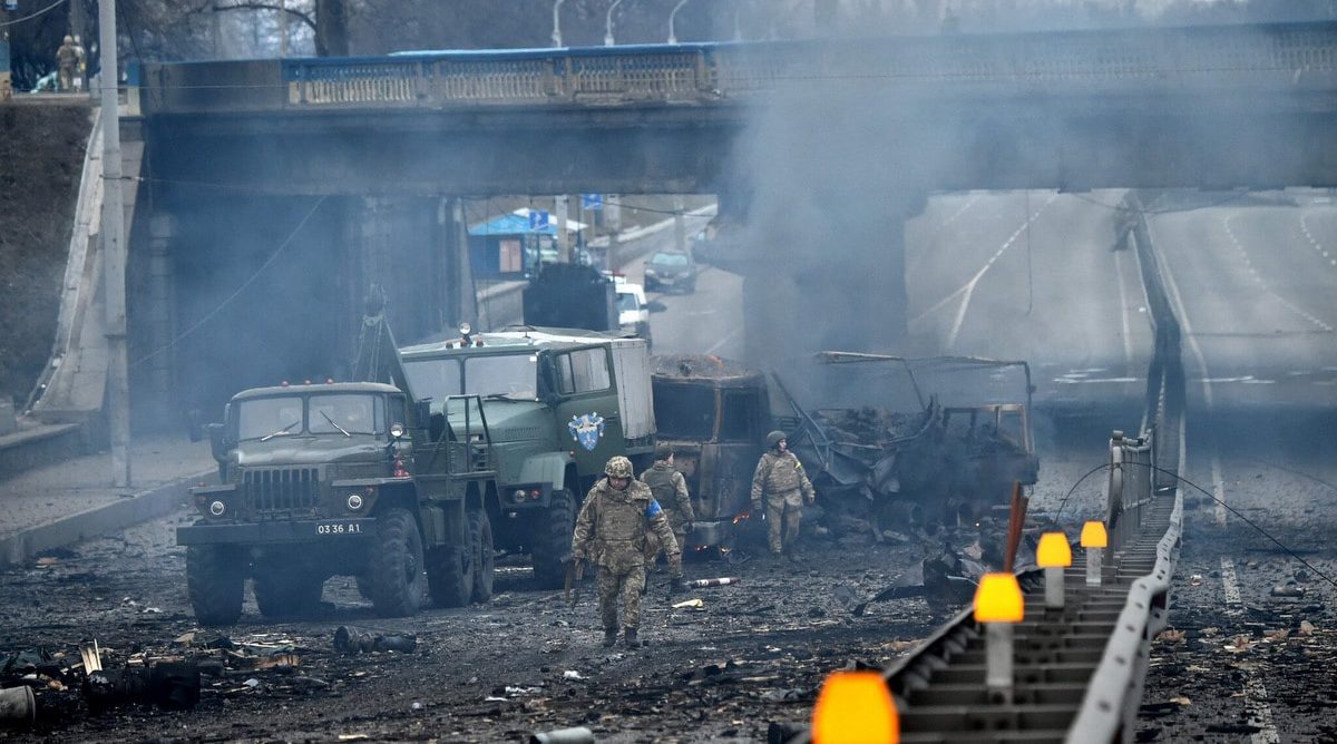 Guerra in Ucraina, si aprono i negoziati ma a Kiev e Kharkiv si continua a combattere. Nella notte i russi hanno colpito anche Chernihiv