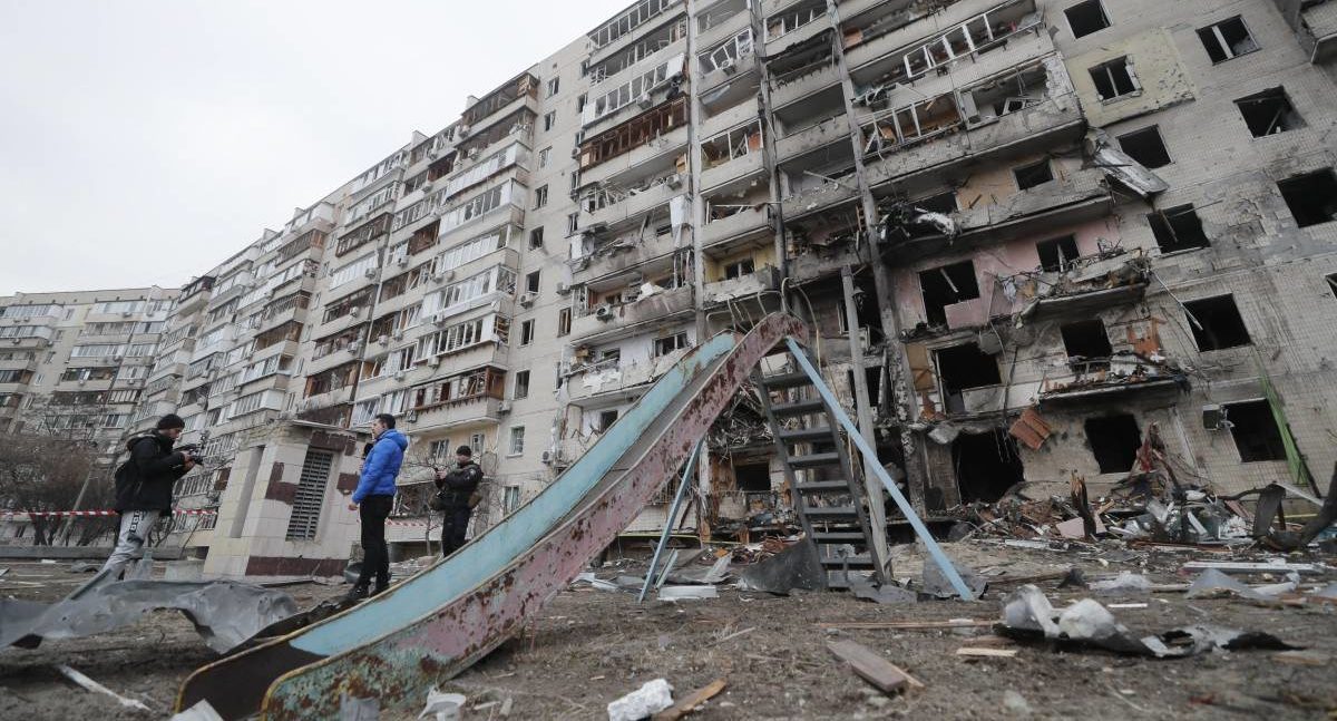 Guerra in Ucraina, l’assalto di Kiev non c’è stato. Si combatte a Kharkiv. Colpite finora 975 infrastrutture. Zelensky: “Hanno mentito sul fatto che non avrebbero toccato i civili”