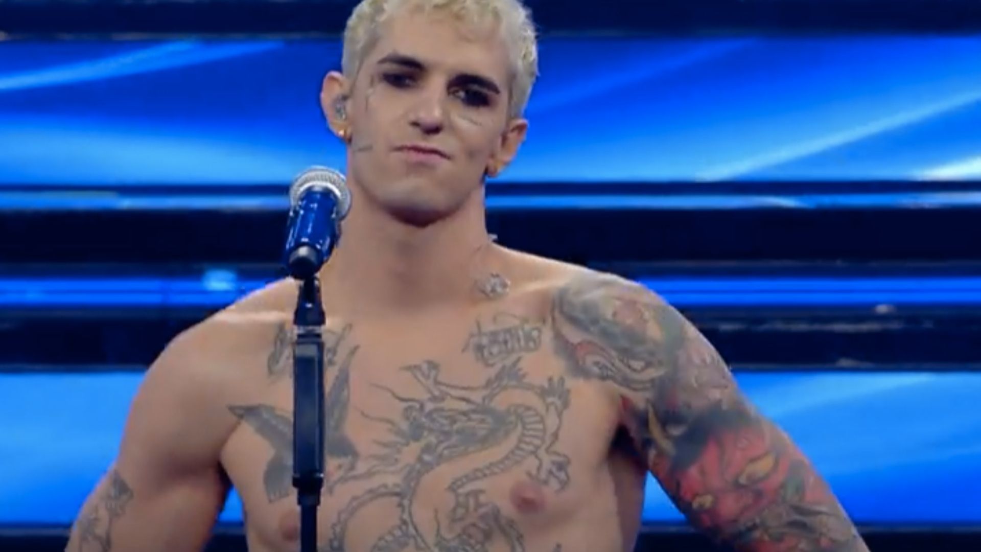 Achille Lauro look Sanremo 2022: irriverente e “nudo” sul palco dell’Ariston