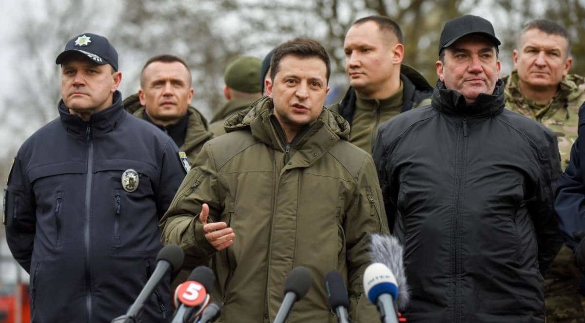 Guerra in Ucraina, Zelensky ha firmato la richiesta di adesione all’Ue. Kiev chiede il cessate il fuoco immediato e il ritiro delle truppe russe. Nuove esplosioni nella Capitale