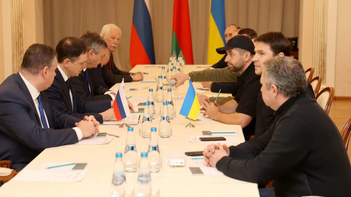 Negoziati Russia Ucraina, rinviato a domani il secondo incontro tra le delegazioni di Mosca e Kiev. Sul tavolo c’è anche l’ipotesi di un cessate il fuoco