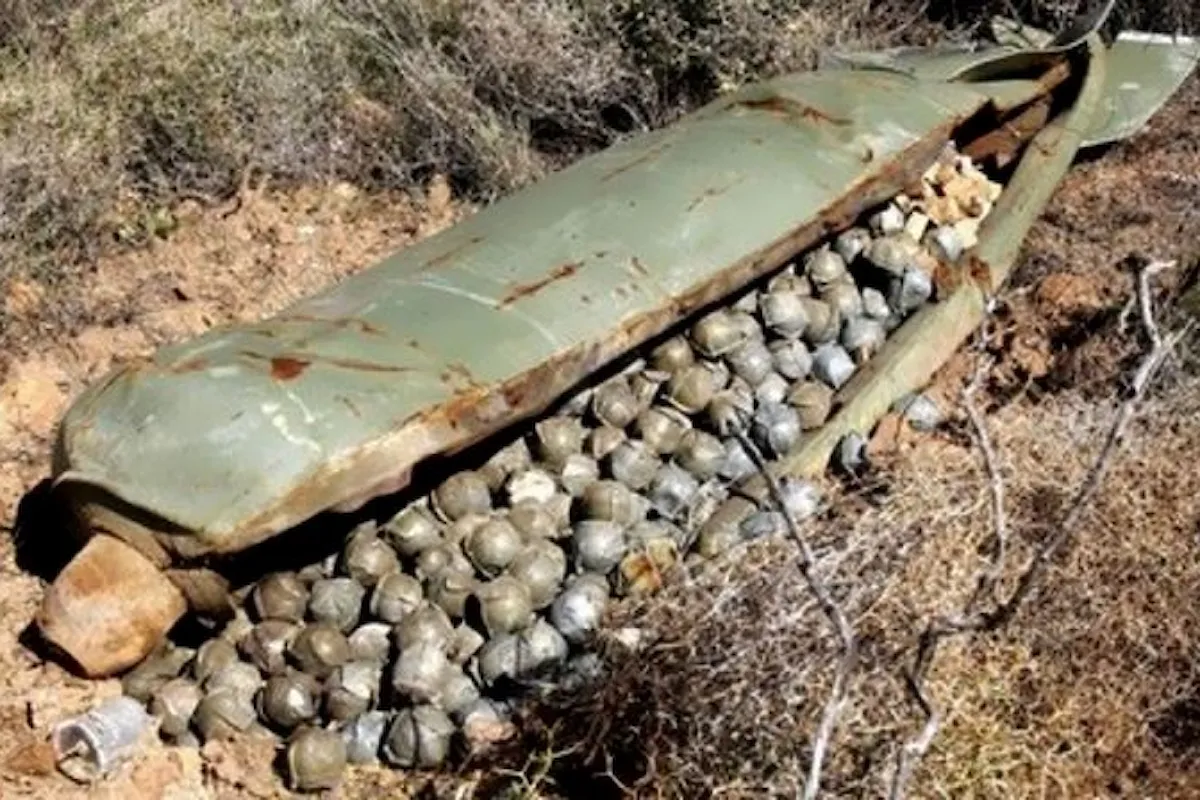 Bombe a grappolo, cosa sono e perché sono vietate? Funzionamento ed effetti in Ucraina