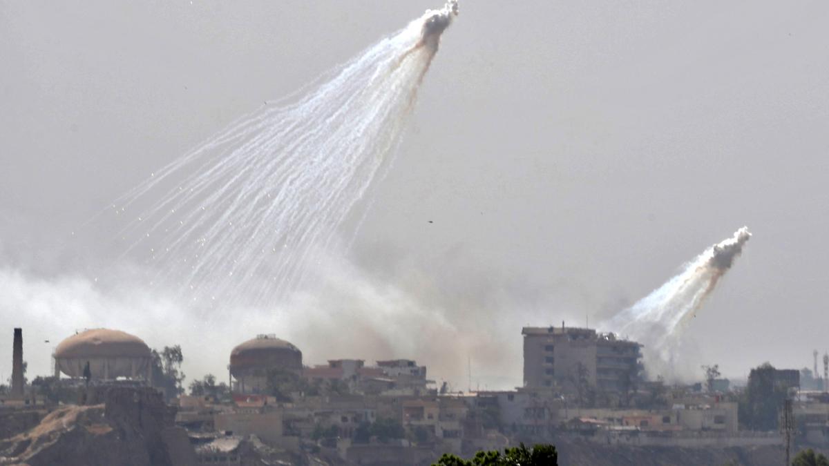 I russi hanno lanciato bombe al fosforo sui sobborghi di Kiev. Lo denuncia il sindaco di Irpin: “Usarle contro i civili è vietato dalle Convenzioni di Ginevra”