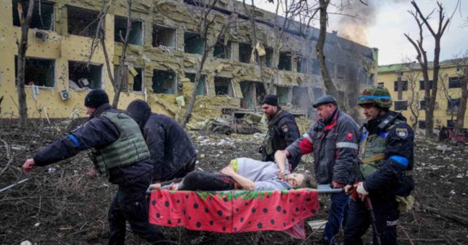 Guerra Ucraina, donna incinta fotografata all’ospedale pediatrico di Mariupol morta con il suo bambino