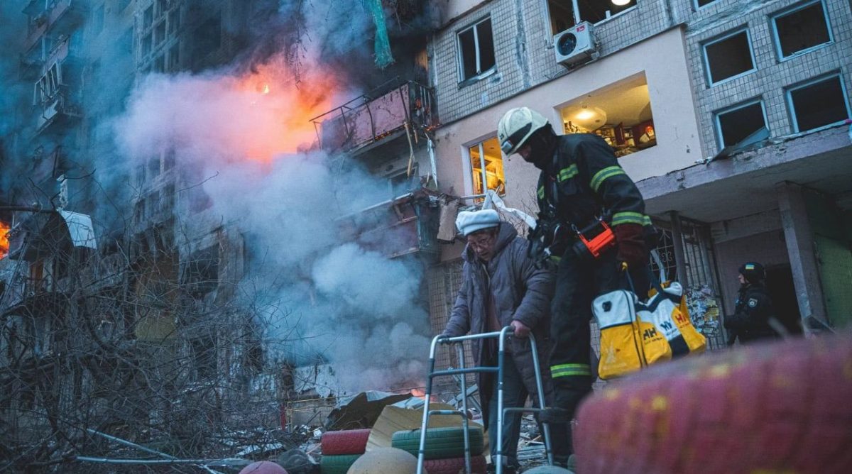 Bombe russe su Kiev e Kharkiv. Ma l’Armata rossa non sfonda. Sale il conto delle vittime civili. Ora nel mirino di Mosca ci sono anche le basi con cittadini europei