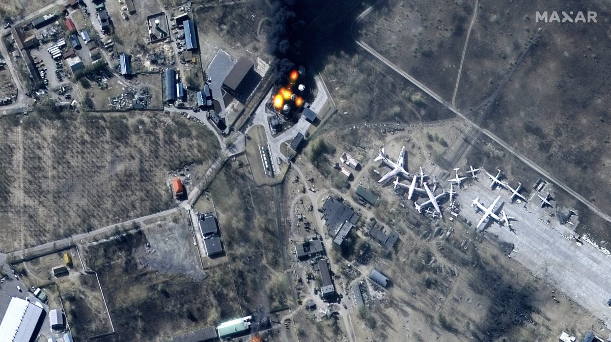 Ancora bombe sull’Ucraina in attesa dei nuovi negoziati. Colpito l’aeroporto Antonov. La situazione a Mariupol resta critica
