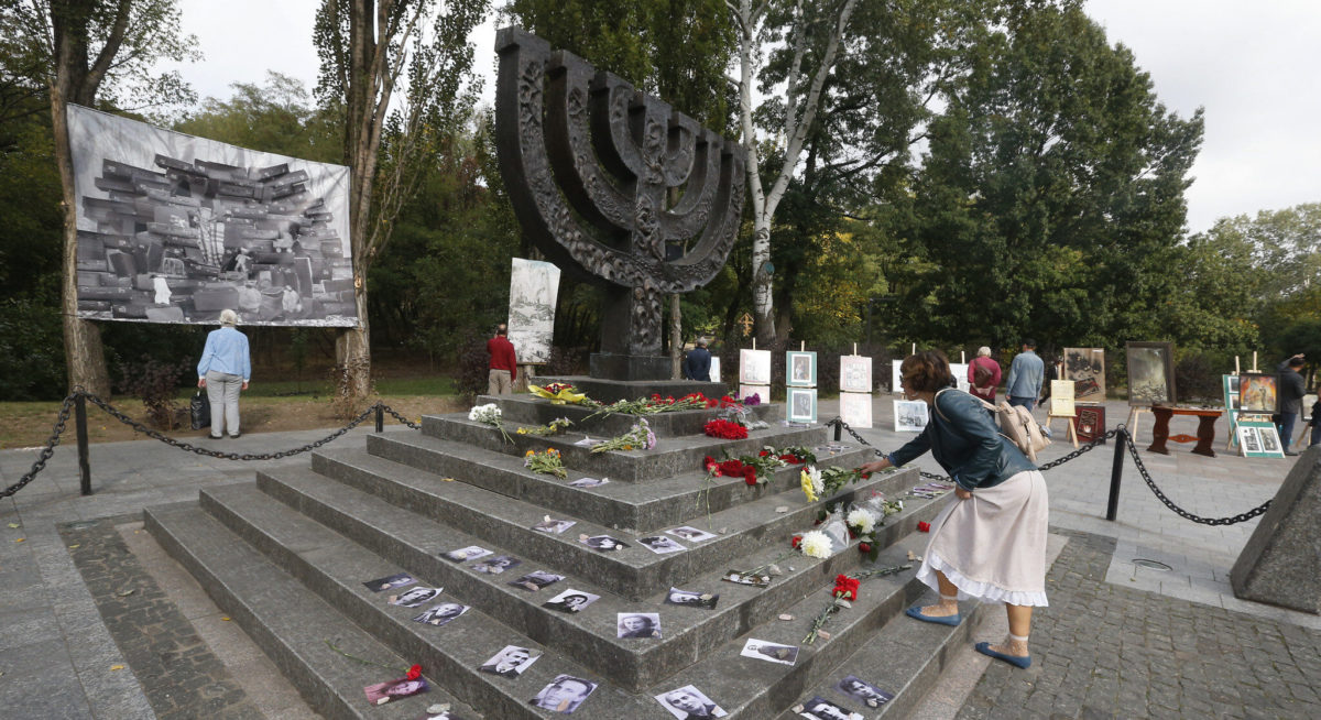 Guerra in Ucraina, colpito a Kiev anche il memoriale della Shoah. Almeno 5 i morti. Ricorda a Babi Yar lo sterminio di 35mila ebrei da parte dei nazisti