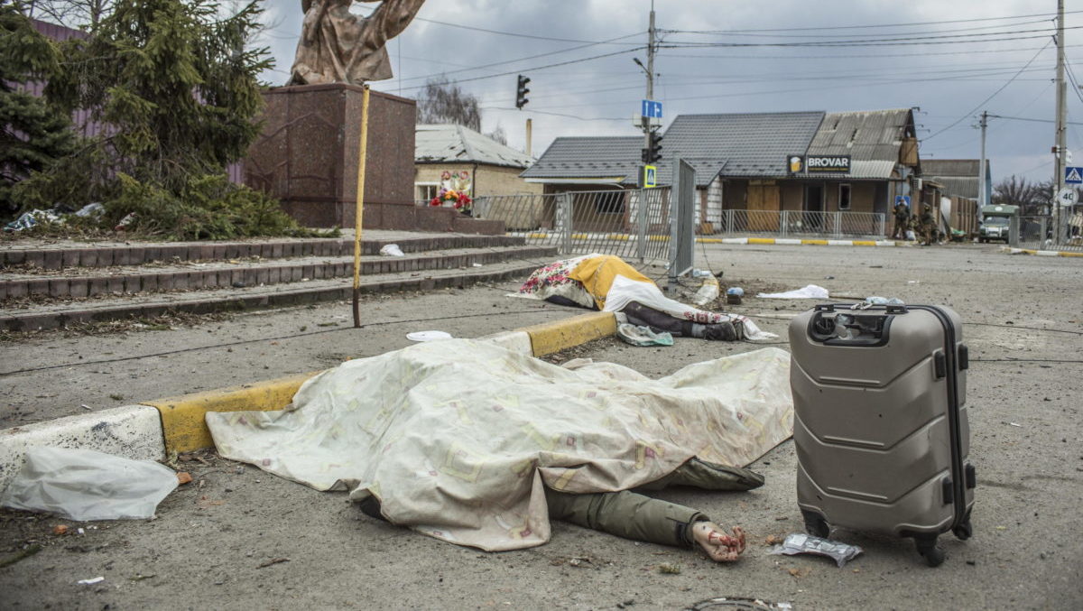 Dall’Ucraina arrivano immagini atroci. Mosca colpisce i civili in fuga mentre ammassa le proprie truppe per prendere il controllo di Kiev