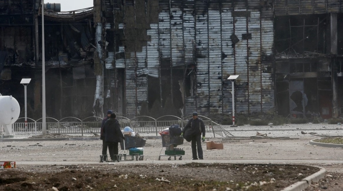 Guerra in Ucraina, ancora bombardamenti. Mariupol sotto assedio. Sequestrato un convoglio umanitario. Zelensky: “Centomila persone bloccate in condizioni disumane”