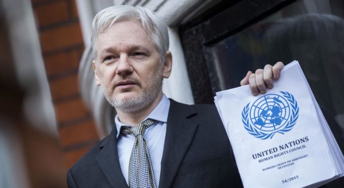 Il Pd di Milano blocca la cittadinanza onoraria ad Assange