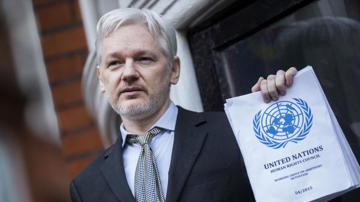 Il Pd di Milano blocca la cittadinanza onoraria ad Assange