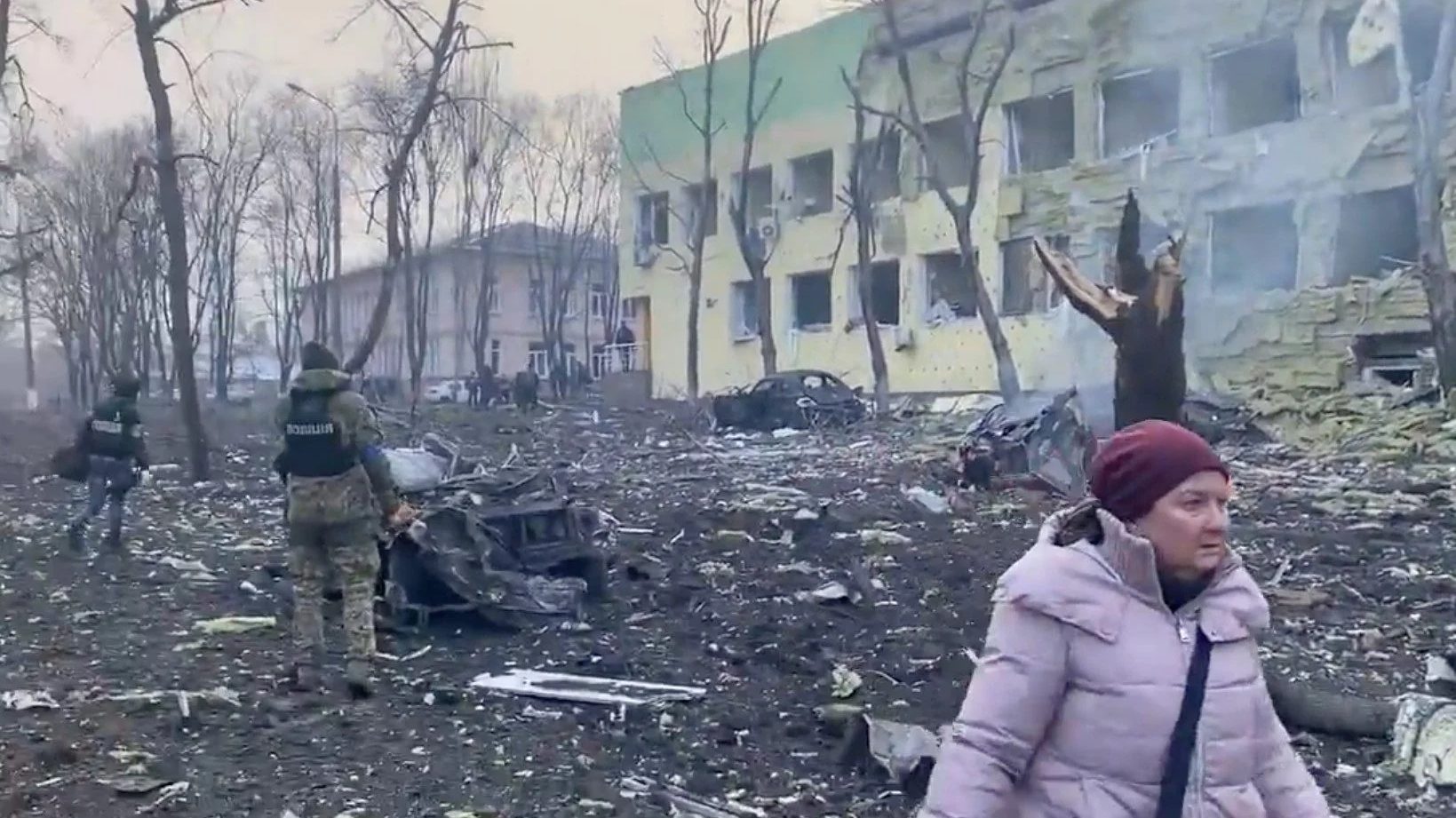 Mariupol, bombardato dai russi l’ospedale pediatrico. Kiev: mamme e bambini sotto le macerie. Zelensky: “Chiudete i cieli adesso!”