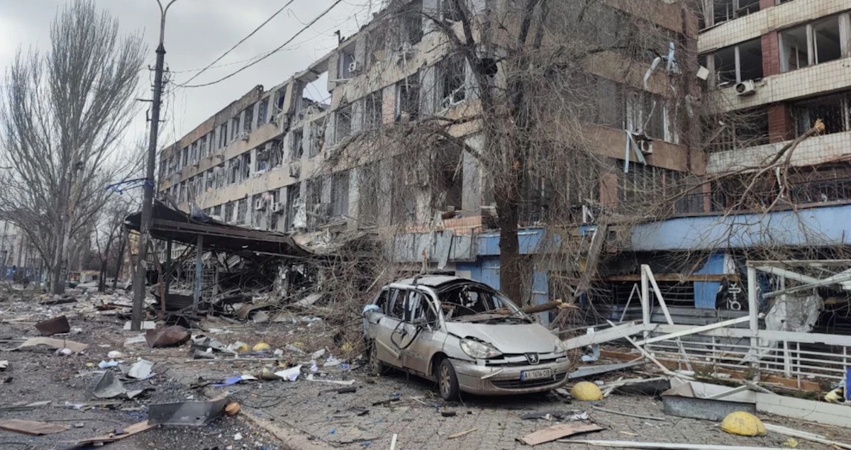 A Mariupol non c’è più un edificio integro. Il vice sindaco Orlov: “La gente beve l’acqua delle pozzanghere e dei termosifoni”