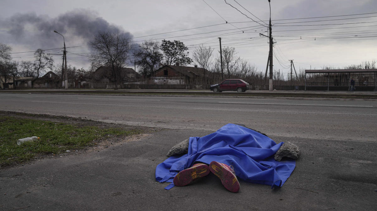 Mariupol è sotto assedio. Oltre mille morti, 47 sono stati sepolti in una fossa comune. Il vice sindaco Orlov: “È in atto un genocidio”