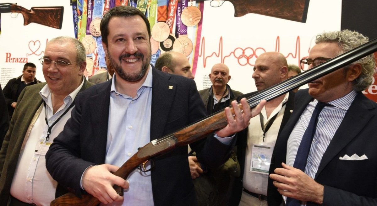 Salvini è diventato pacifista. Dopo Putin molla pure il moschetto. “Quando si parla di armi fatico ad applaudire. Bene Zelensky e bene il Santo Padre”