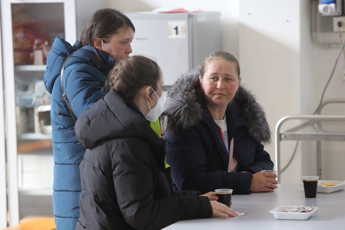 Profughi ucraini in Italia, i dipendenti di Intesa Sanpaolo accolgono i colleghi di Pravex Bank
