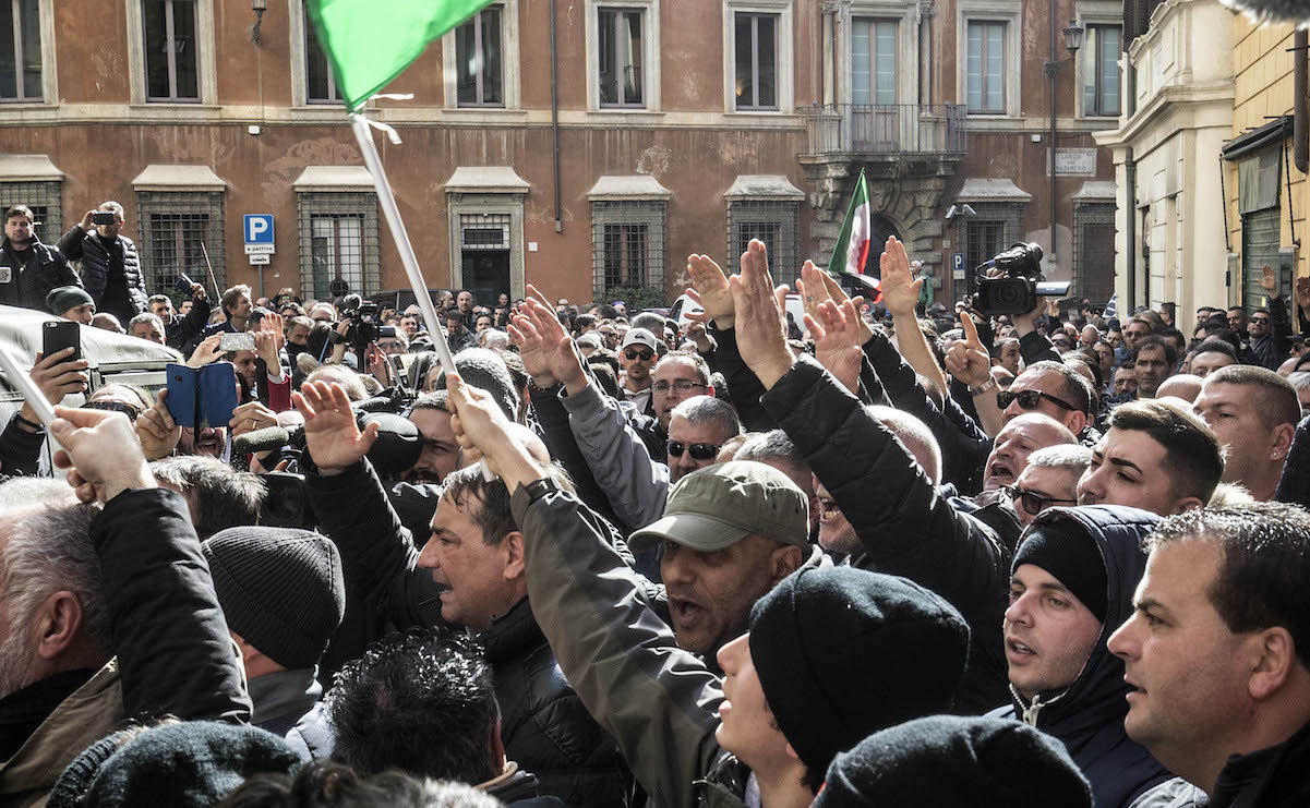 Saluto romano, non è sempre reato per la Cassazione: l’ennesimo spiraglio alla nostalgia che pretende di essere commemorazione