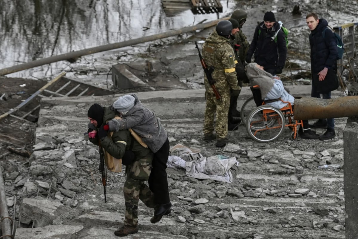 Ucraina, bombardata una scuola a Mariupol: “C’erano 400 profughi”. Usato il missile ipersonico