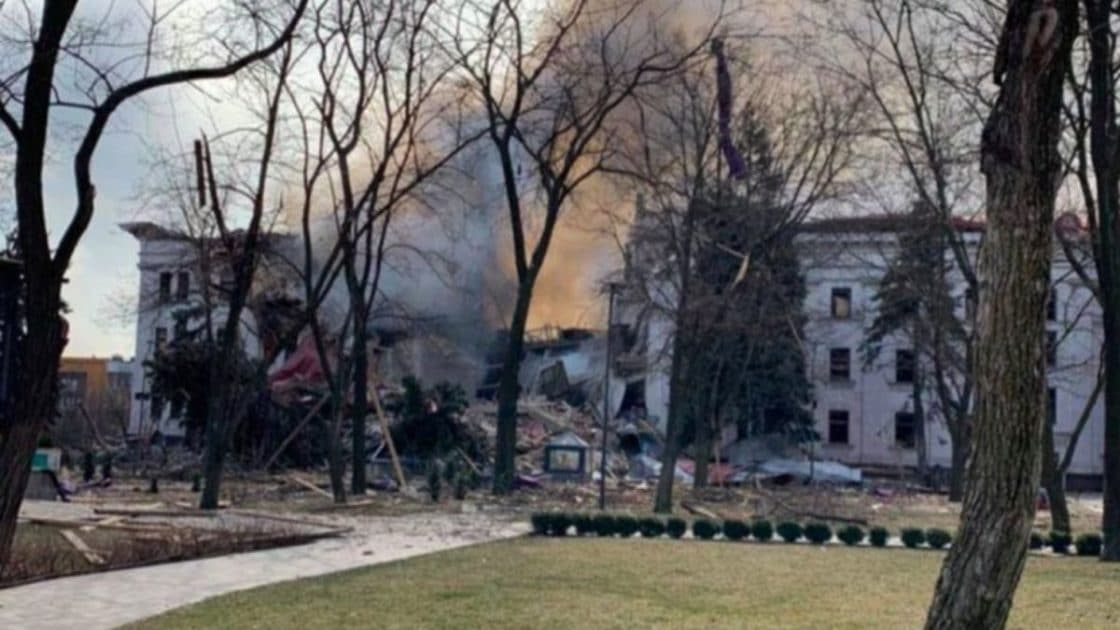 Bombardato il teatro di Mariupol
