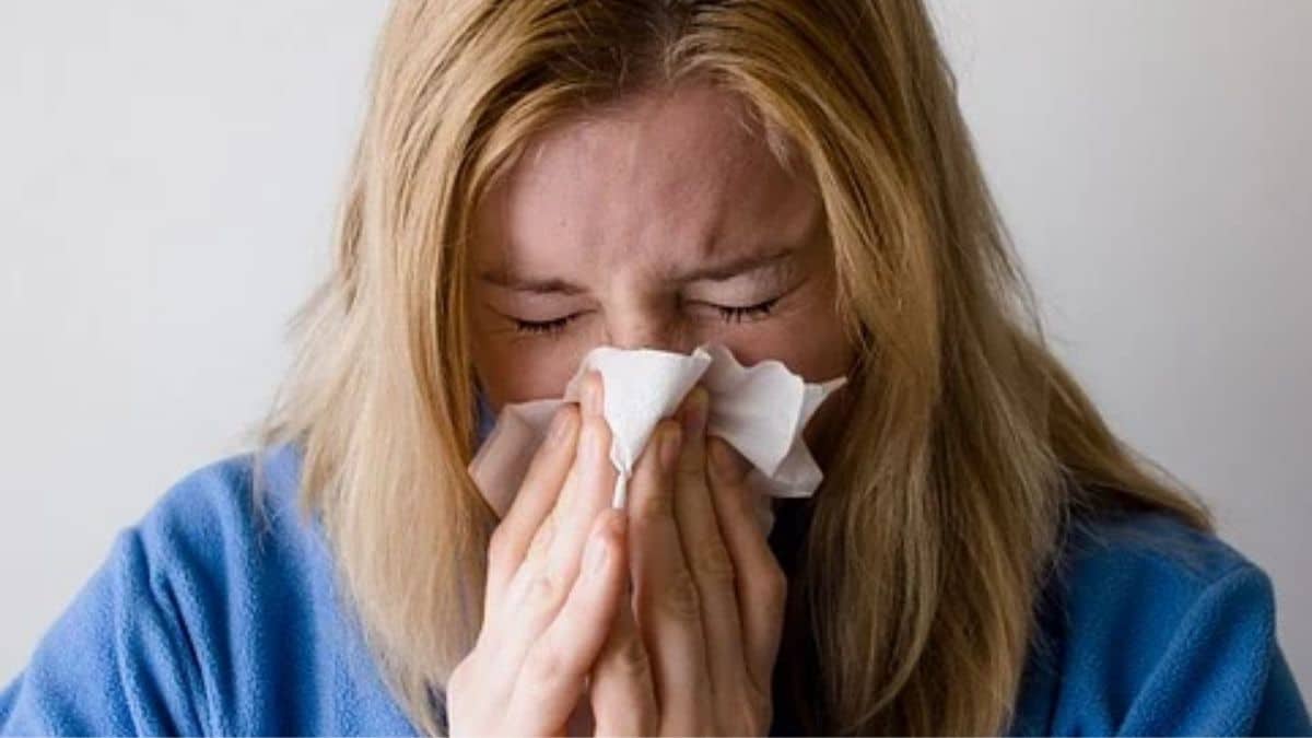 Influenza marzo 2022: sintomi, quanto dura e cosa fare? Tosse e febbre alta possono confondersi con il Covid