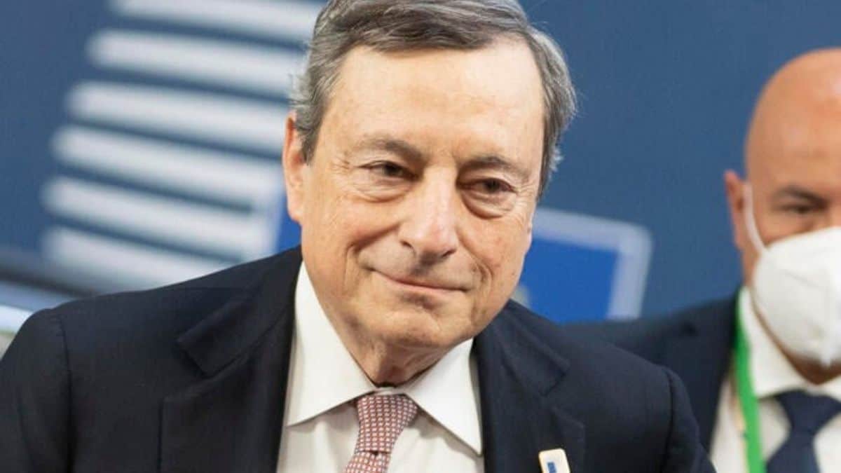 “Italia in guerra”, la gaffe di Draghi in un comunicato: pioggia di commenti su Twitter