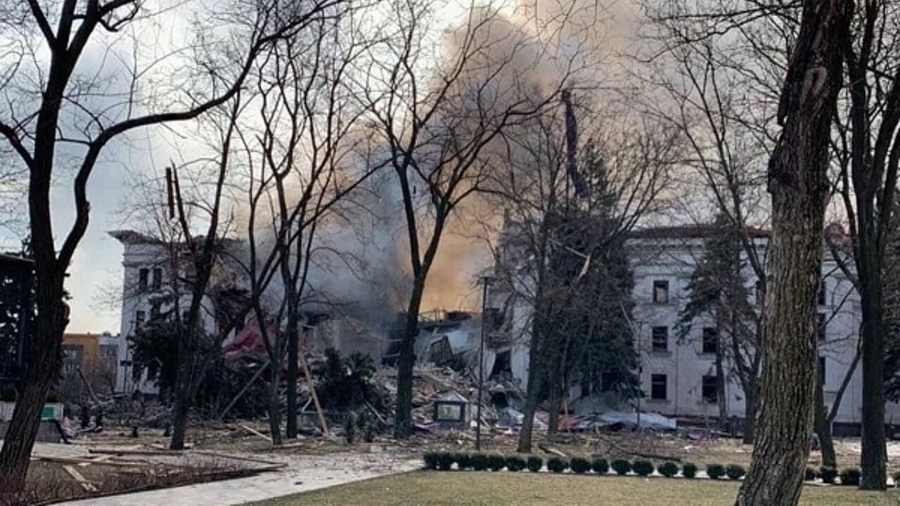 Teatro Mariupol, centinaia di civili ancora sotto le macerie. Franceschini: “L’Italia metterà a disposizione mezzi e risorse per ricostruirlo”