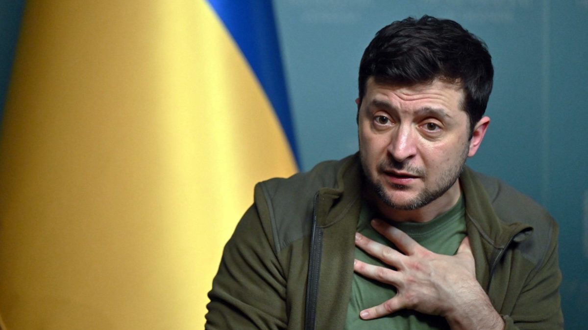 Zelensky in Parlamento. Domani il presidente ucraino si collegherà con Montecitorio. Ecco chi sono i deputati e i senatori che diserteranno l’Aula