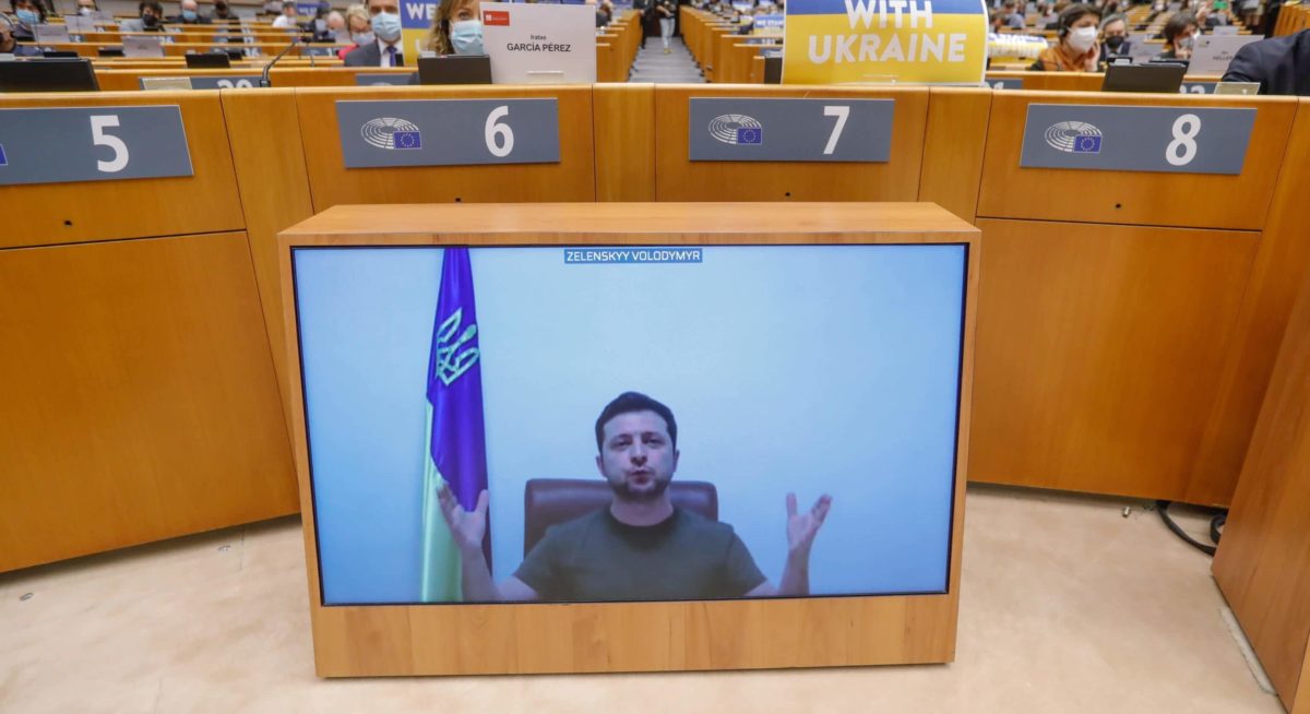 “Ieri Putin ha ucciso 16 bambini con i suoi missili”. Il presidente ucraino Zelensky al Parlamento europeo: “La tragedia che stiamo vivendo è immane”