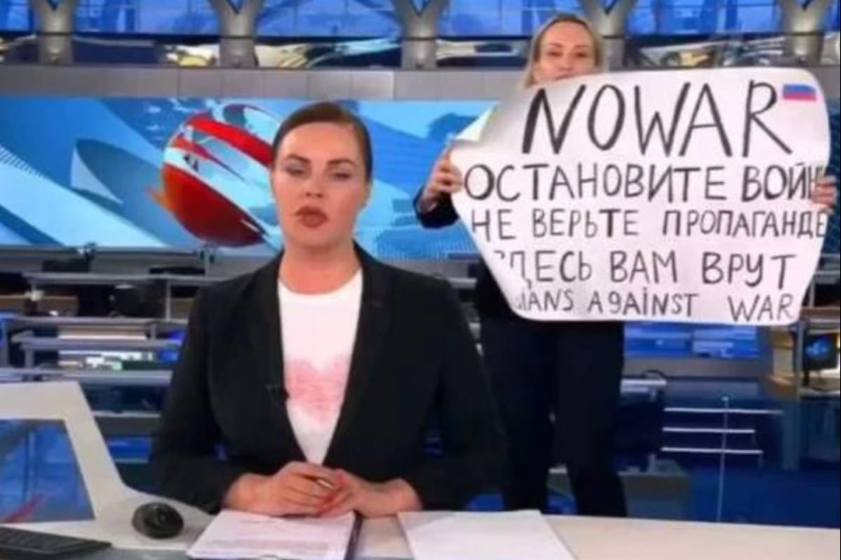 Giornalista russa scomparsa dopo la protesta in diretta al tg con il cartellone “No war”: era stata arrestata e poi è sparita