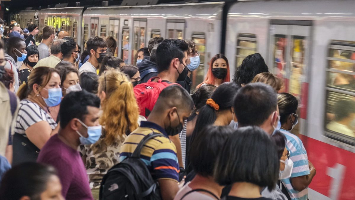 La Roma Lido è uno scandalo. Quattro treni per 90mila pendolari. Tempi di attesa biblici. I cittadini furiosi chiedono a Gualtieri di intervenire