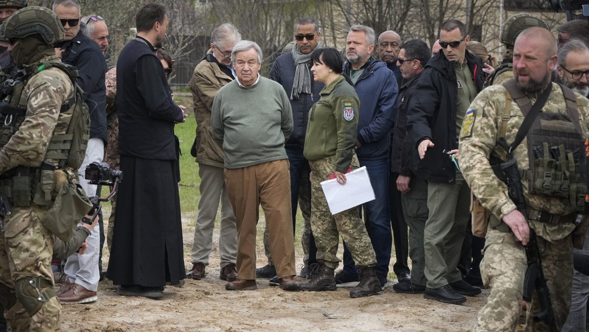 Guerra in Ucraina, l’Onu media per evacuare Mariupol. Guterres a Kiev: “I civili pagano il prezzo più caro. Una guerra nel XXI secolo è un’assurdità”