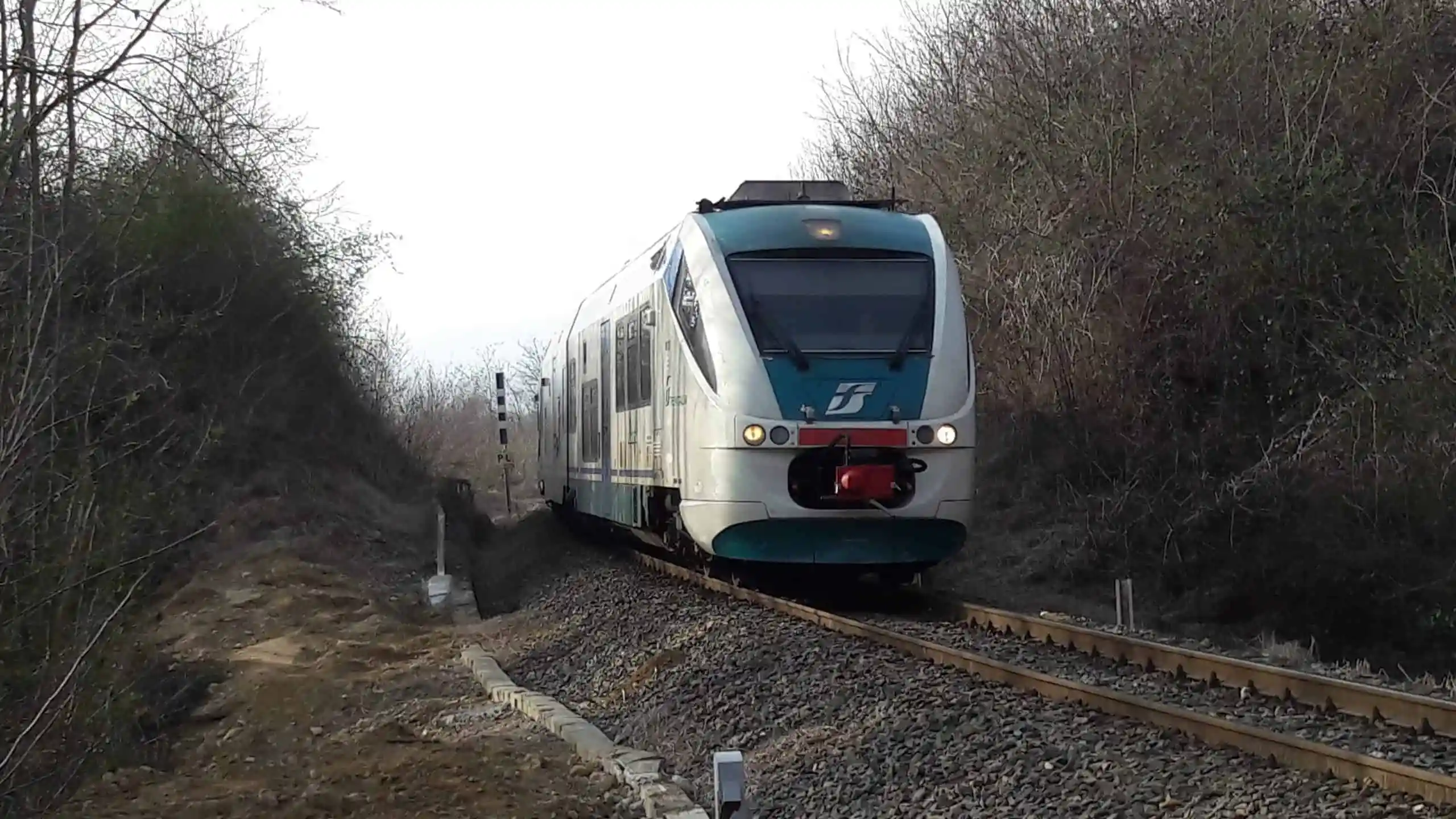 Amantea, travolto da un treno mentre guardava i fuochi d’artificio: morte un 27enne