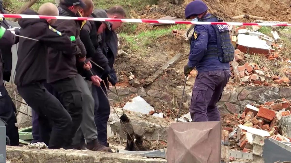 Trovate altre fosse comuni vicino Kiev. A Buzova scoperti i corpi di almeno 50 civili. Conferme anche dall’intelligence inglese