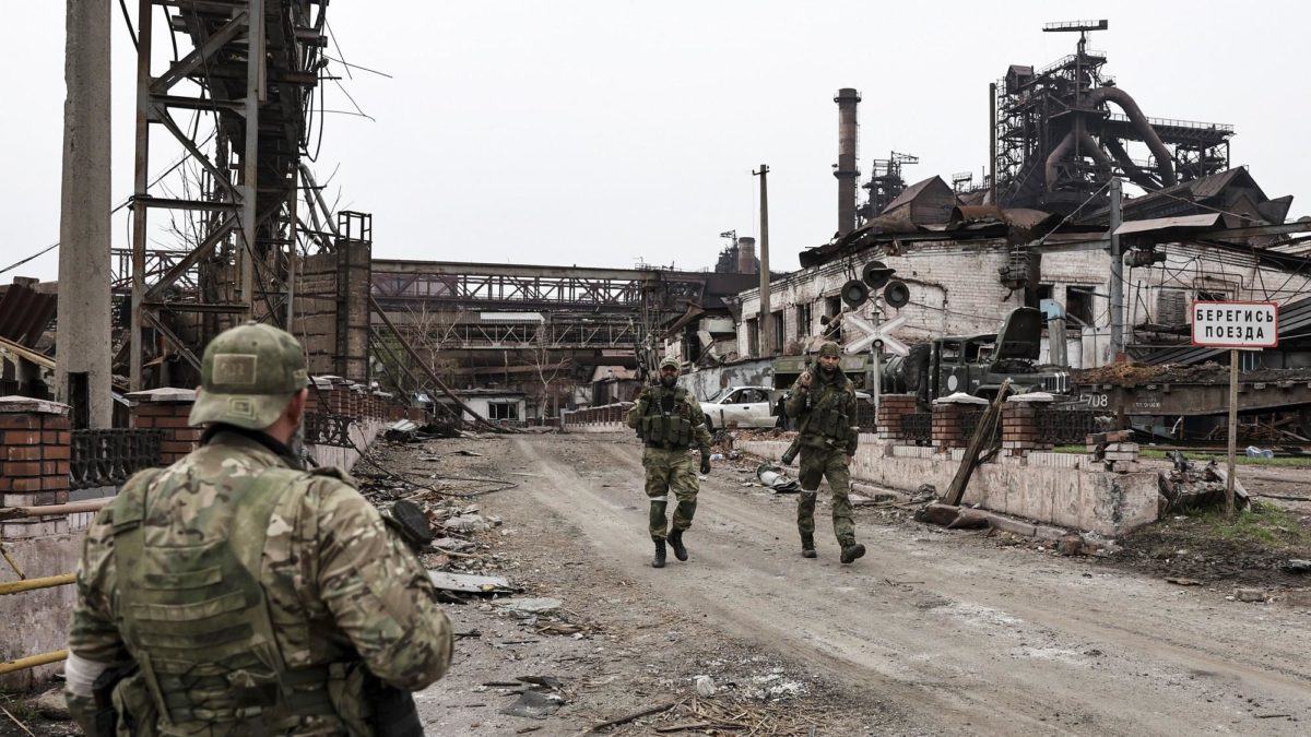 Guerra in Ucraina, Kiev prepara l’evacuazione dei civili dall’acciaieria Azovstal. Una parte della fabbrica è stata bombardata. Centinaia i civili bloccati nei sotterranei