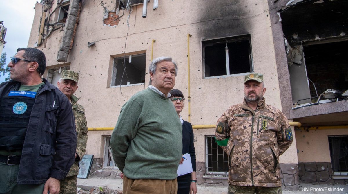 Guerra in Ucraina, missili su Kiev anche durante la visita di Guterres. La tregua si allontana. Zelensky: “Serve una risposta forte”