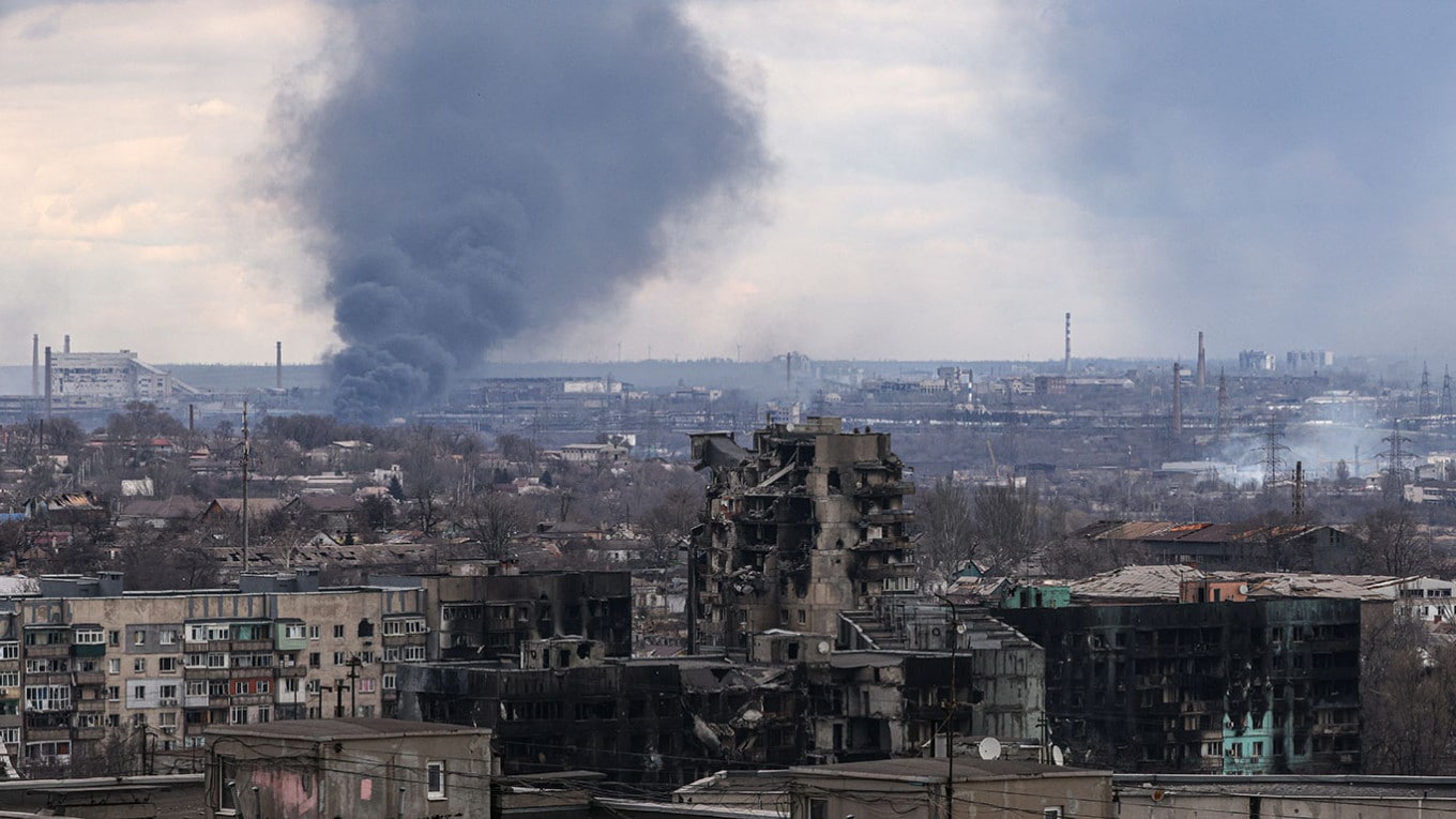 Guerra in Ucraina, Mariupol si prepara per la battaglia finale. Kiev teme che i russi abbiano già usato armi chimiche. Zelensky: “Hanno lasciato mine ovunque”