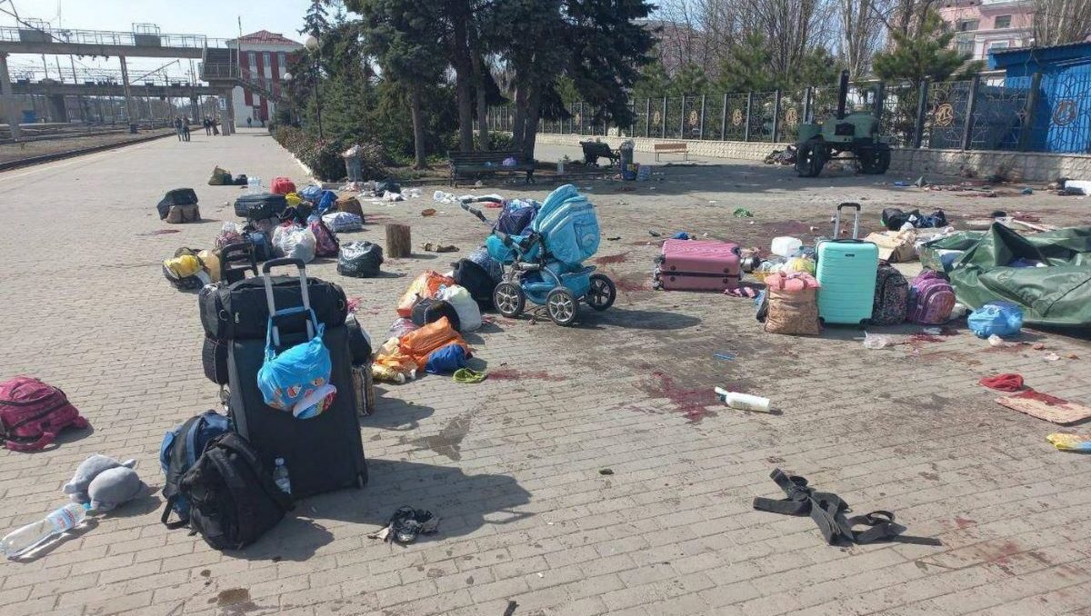 Massacro a Kramatorsk. Un missile ha colpito la stazione. Ci sono decine di vittime, tra cui bambini. Per Mosca sono state le forze ucraine ad attaccarla