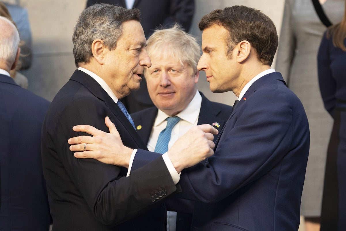 Salario minimo, Macron alza l’importo: dalla Francia lezione di welfare a Draghi